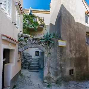 Under Ancient Roofs Apartman